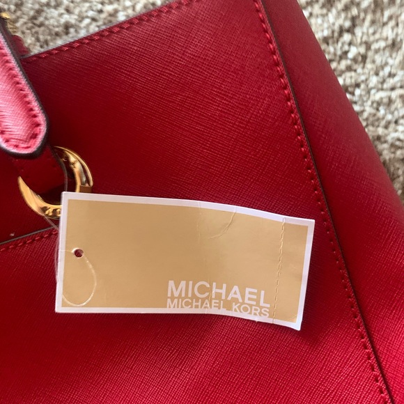 Michael Kors NWT Red Jet Set Travel Tote - Picture 7 of 8
